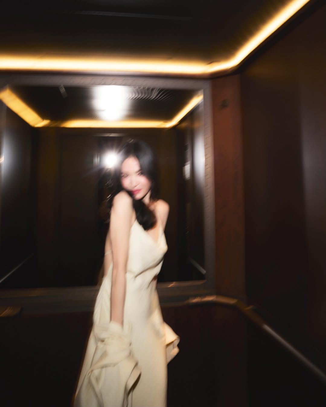 Song Hye Kyo lả lơi khoe lưng trần sexy hết cỡ