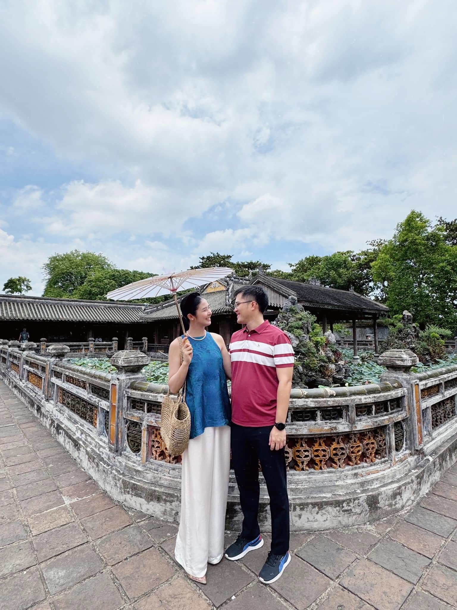 Trong suốt thời gian yêu nhau, cả hai từng trải qua không ít thử thách vì yêu xa. Ảnh: FBNV