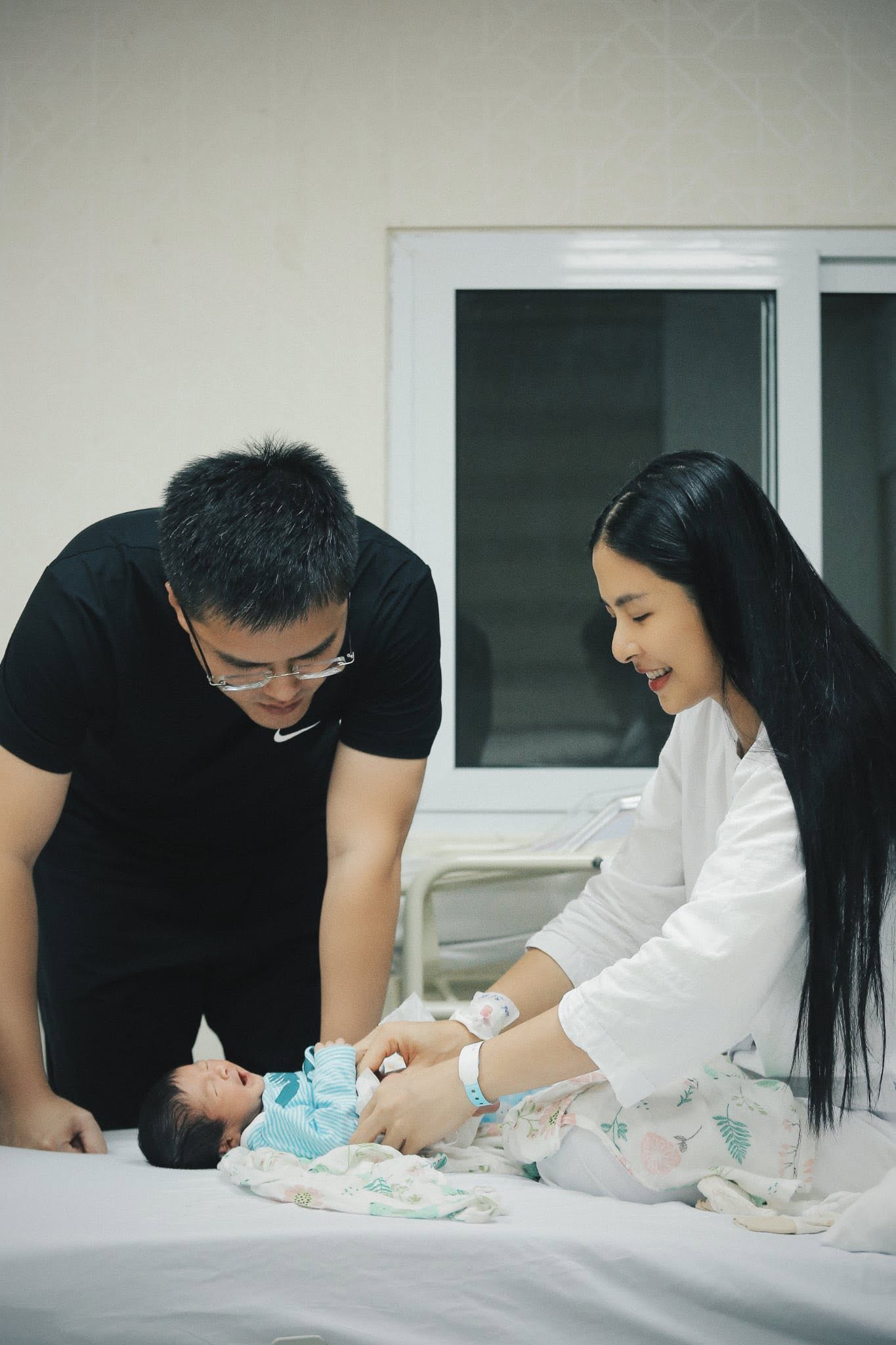 Chồng của Ngọc Hân tên Phạm Phú Đạt, kém cô một tuổi, làm việc trong ngành ngoại giao. Ảnh: FBNV