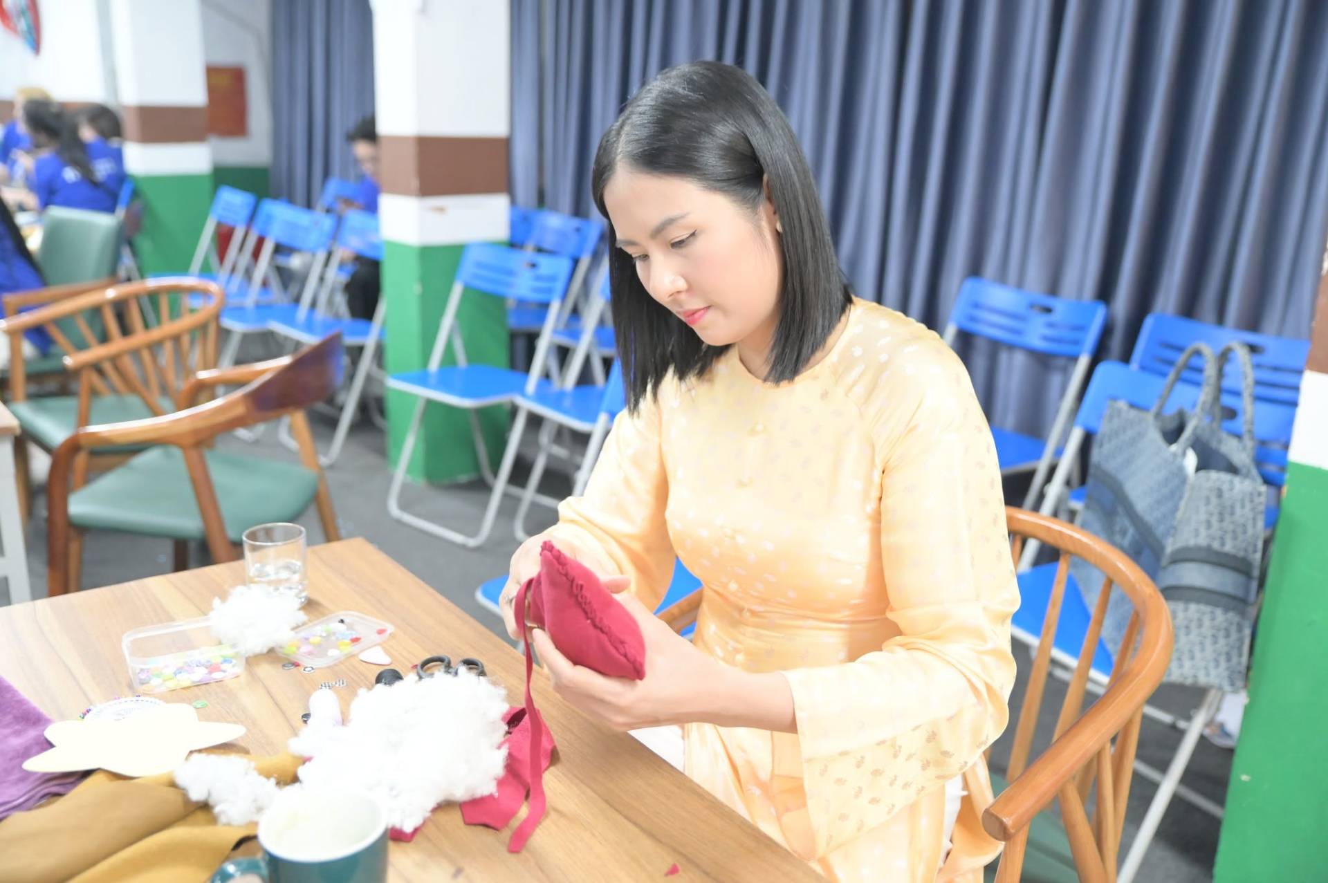 Sau đăng quang, thay vì tập trung vào các hoạt động giải trí hay lấn sân phim ảnh, Ngọc Hân lựa chọn hướng đi riêng khi theo đuổi lĩnh vực thời trang và phát triển thương hiệu áo dài mang tên mình. Ảnh: FBNV