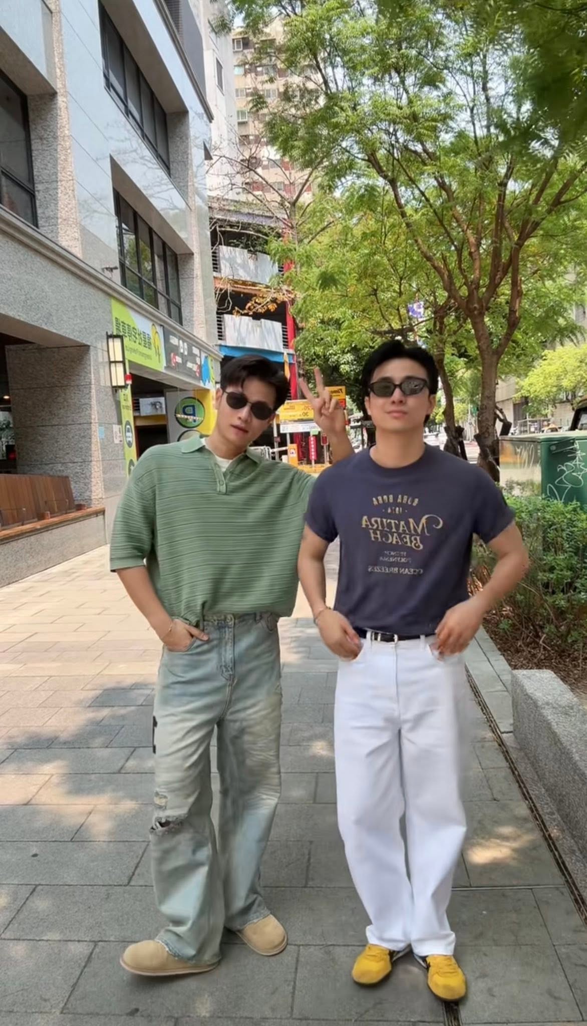 Ngoài đời, cặp đôi Ninh Dương thường chọn những outfit cảm giác gần gũi, dễ ứng dụng. 