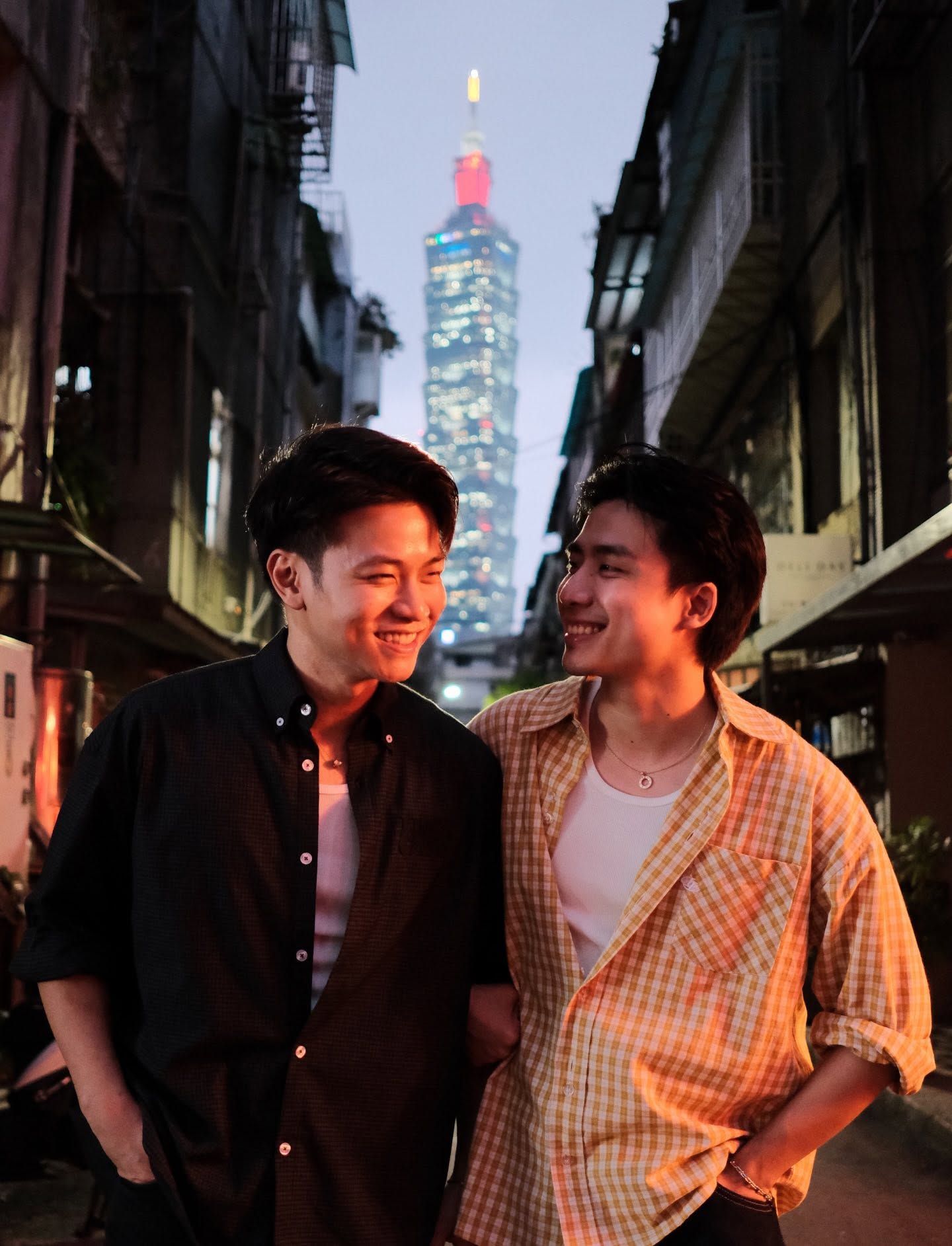 Couple Ninh Dương lên đồ dự fashion show bị chê như 