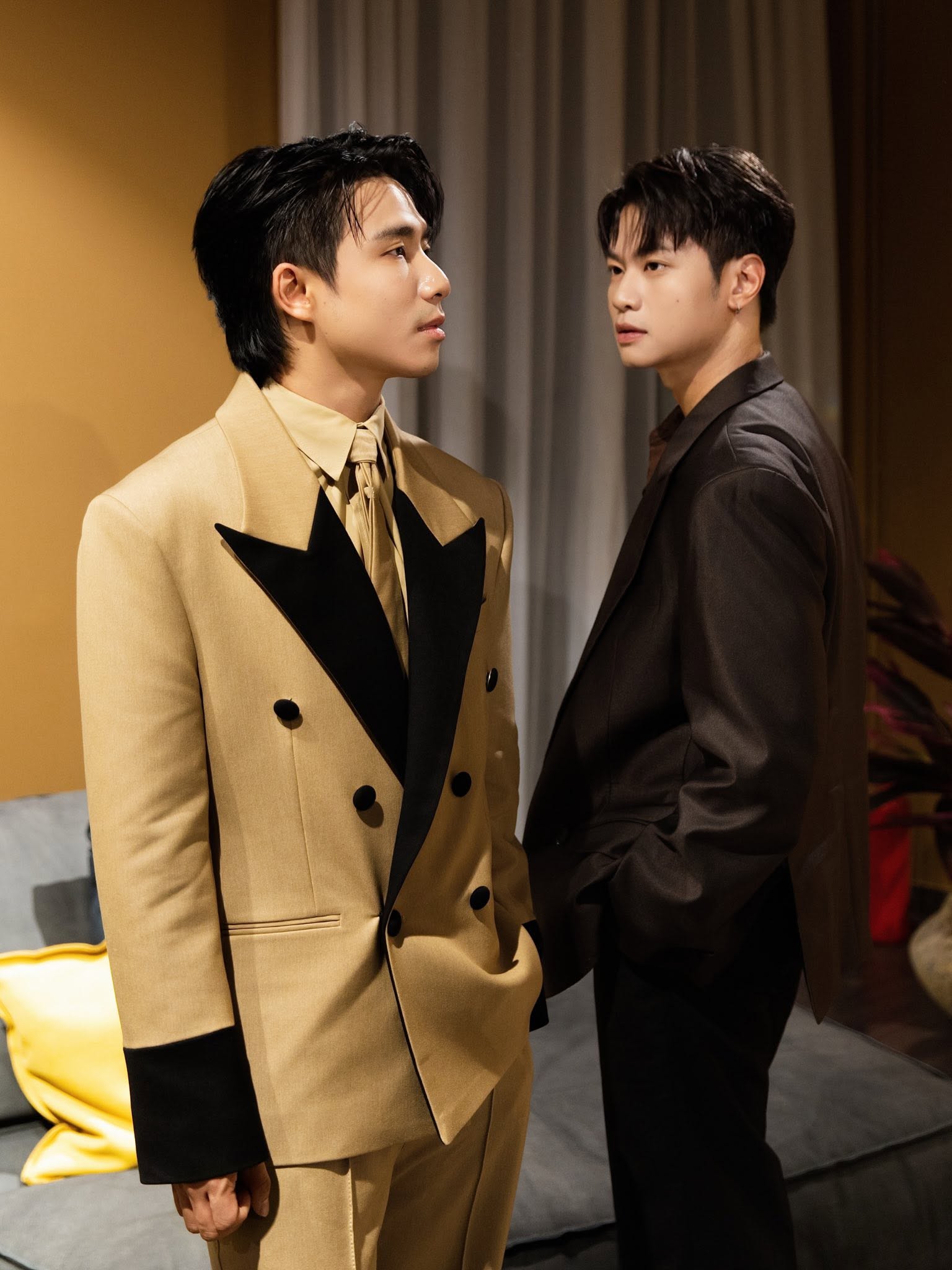 Couple Ninh Dương lên đồ dự fashion show bị chê như 
