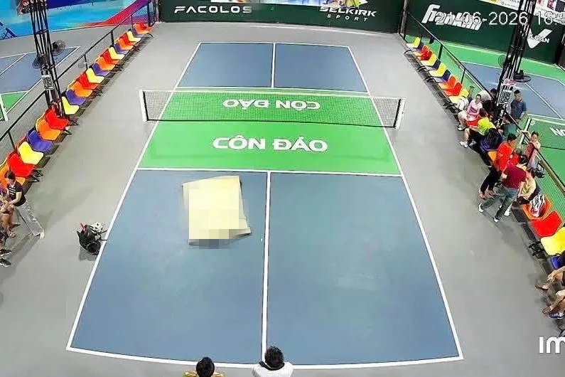 Người đàn ông đang chơi pickleball thì đổ gục trên sân rồi tử vong sau đó.
