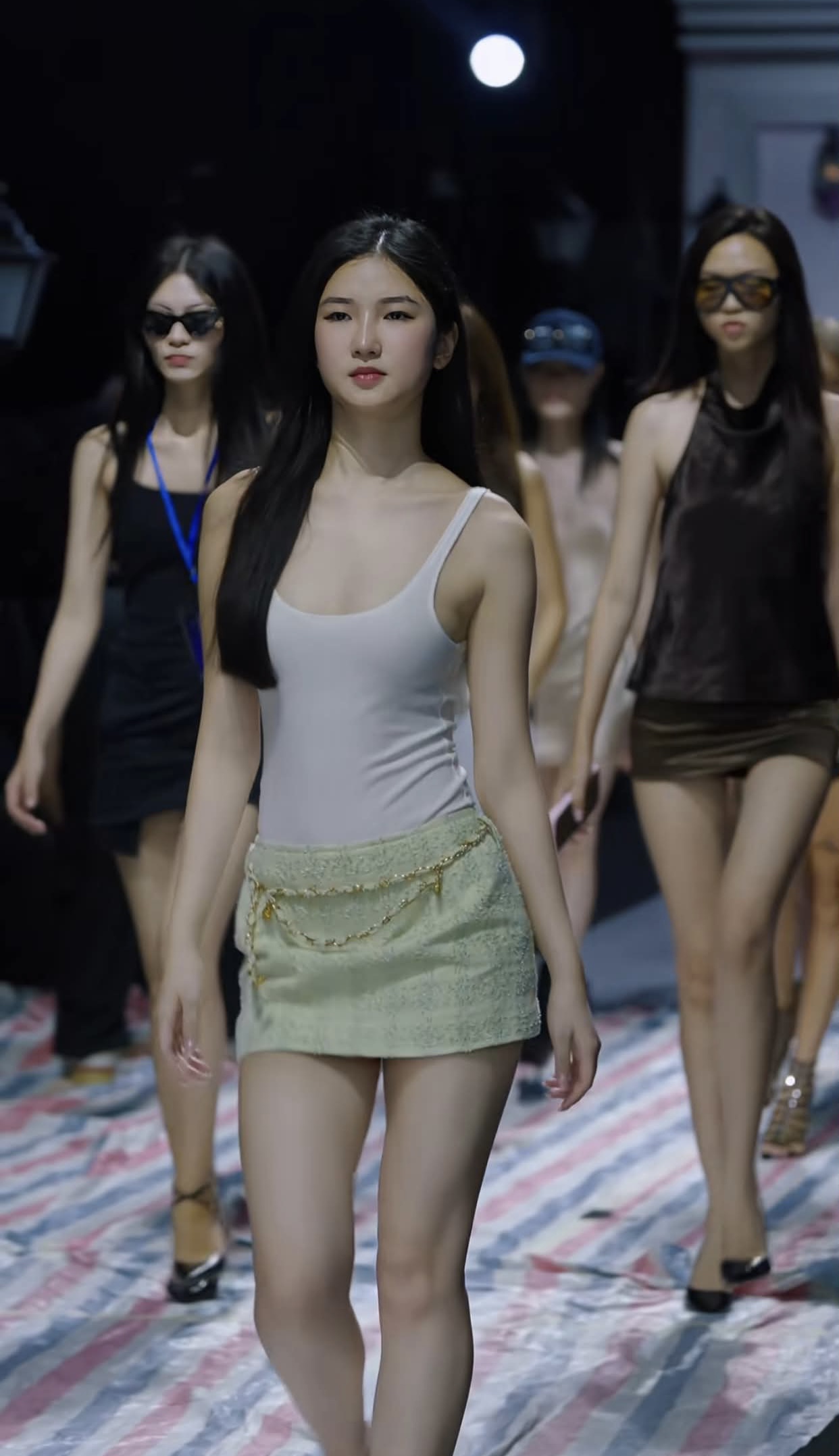 Biểu cảm lạnh lùng, cuốn hút của mỹ nhân sinh năm 2006. 