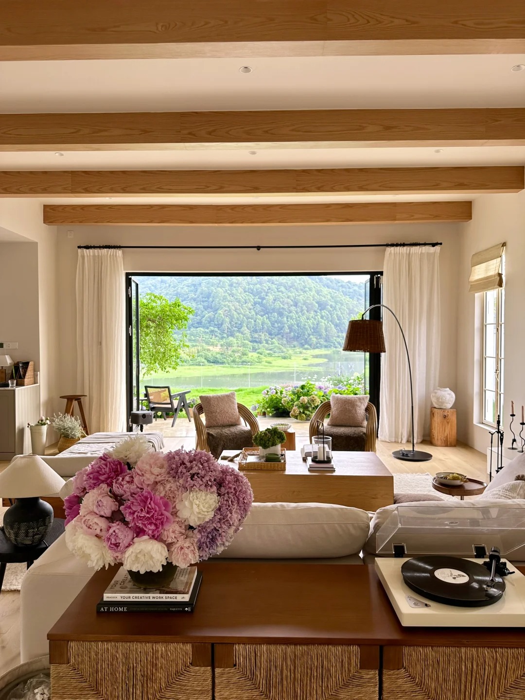 Căn biệt thự 850m² bên hồ, tiện nghi như resort khép kín của người phụ nữ không đi làm, không kết hôn