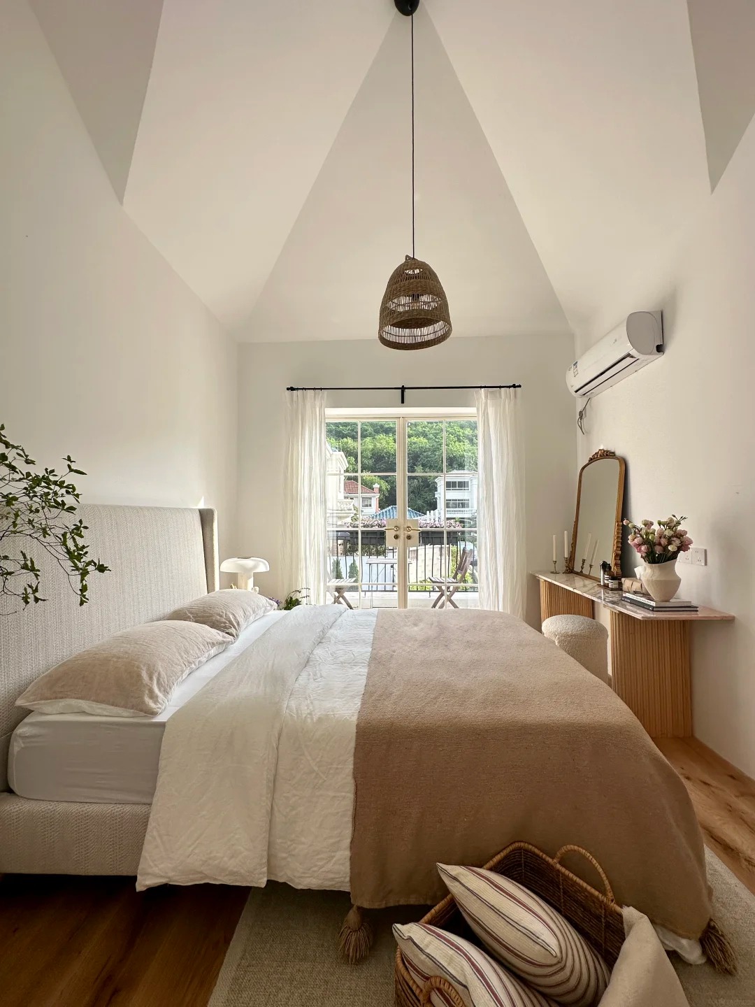 Căn biệt thự 850m² bên hồ, tiện nghi như resort khép kín của người phụ nữ không đi làm, không kết hôn