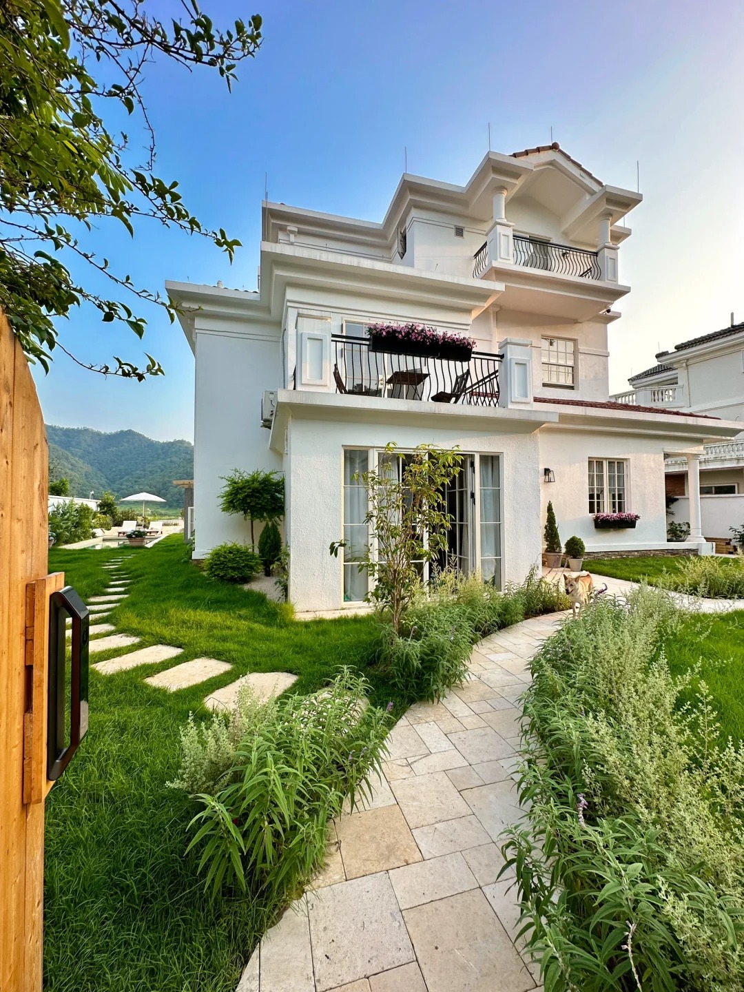 Căn biệt thự 850m² bên hồ, tiện nghi như resort khép kín của người phụ nữ không đi làm, không kết hôn