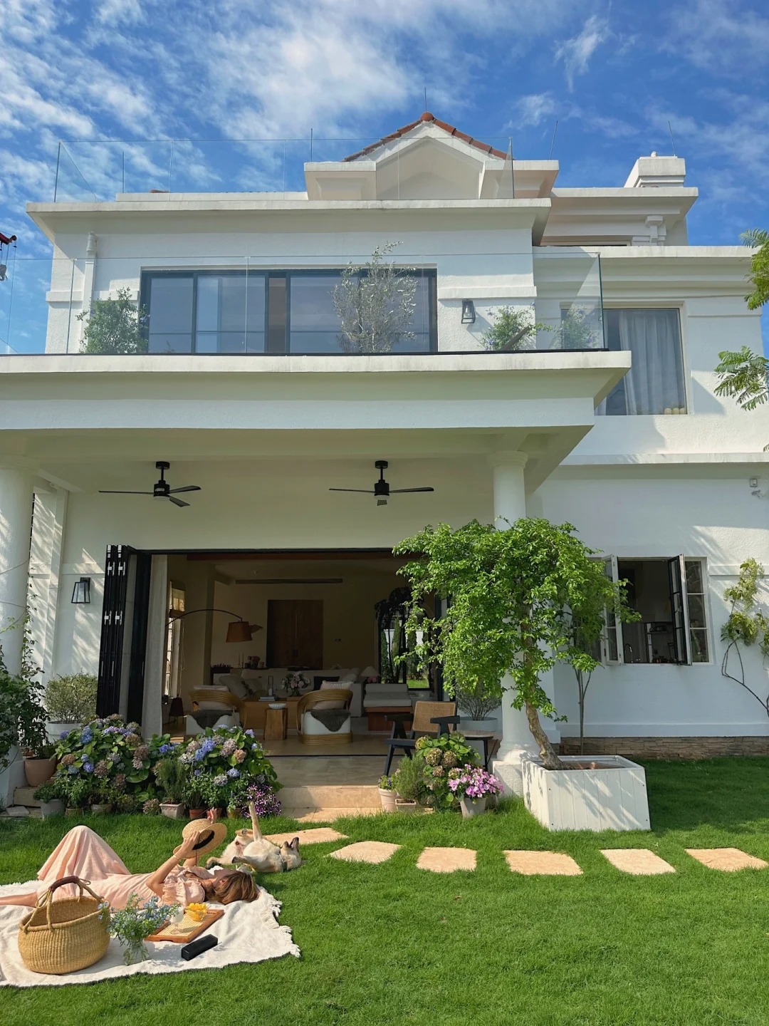 Căn biệt thự 850m² bên hồ, tiện nghi như resort khép kín của người phụ nữ không đi làm, không kết hôn