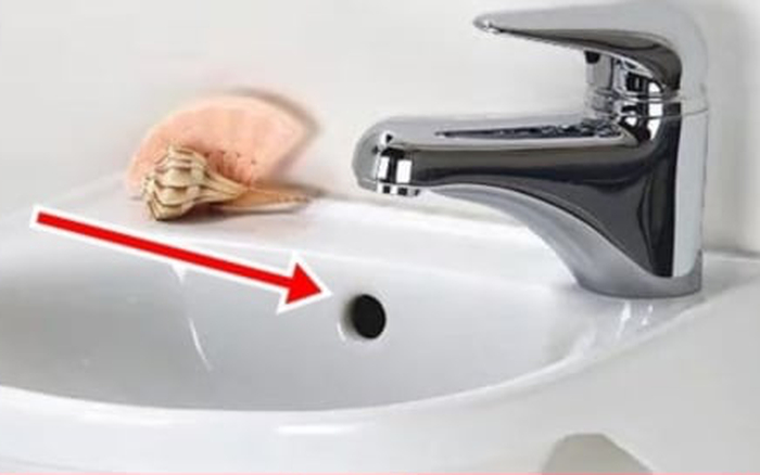 Tại sao ở bồn rửa thường có 1 lỗ nhỏ?