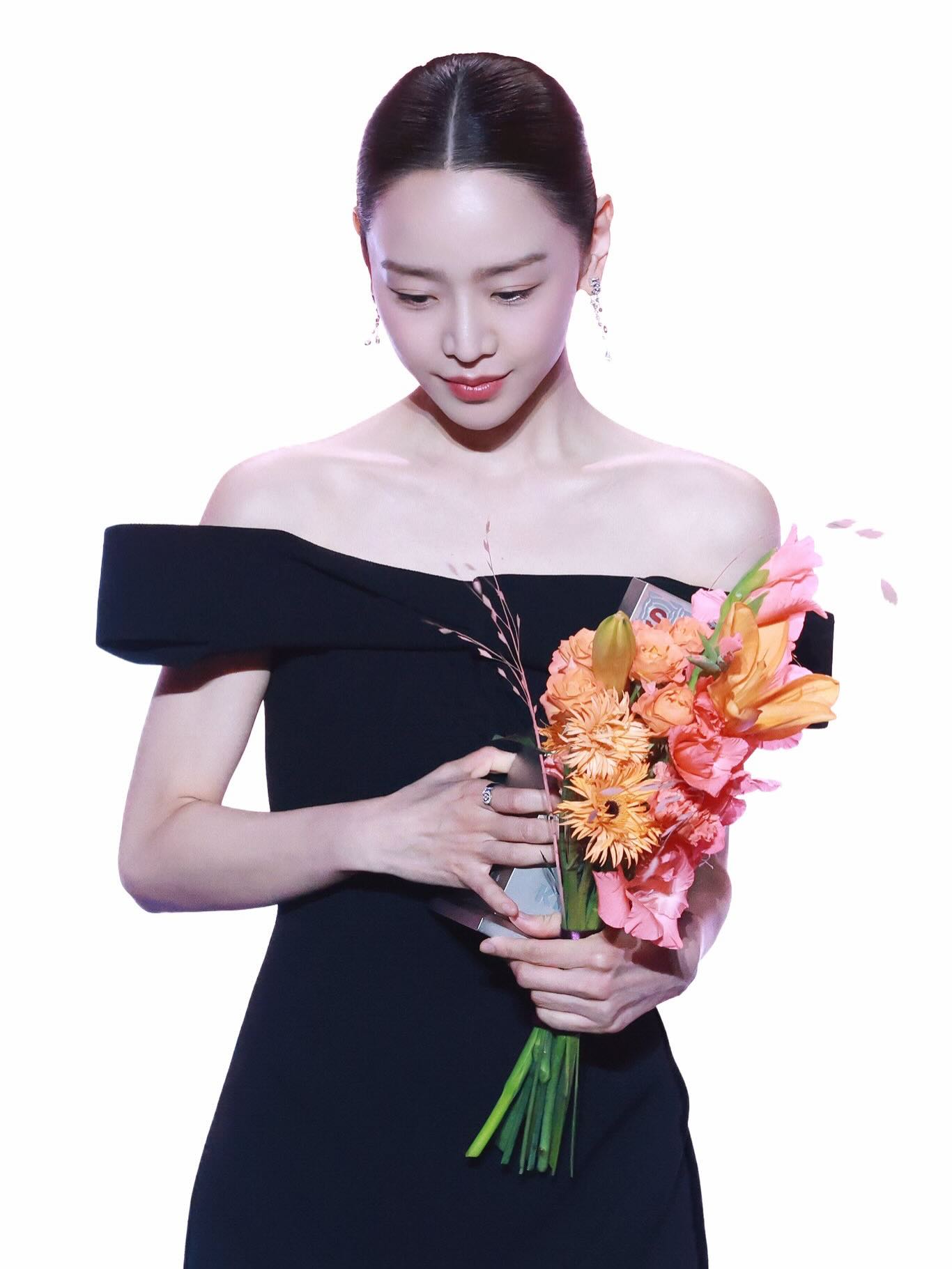 Mỹ nhân đẹp nhất thế giới phải làm nền cho “tình tin đồn” của Trương Lăng Hách