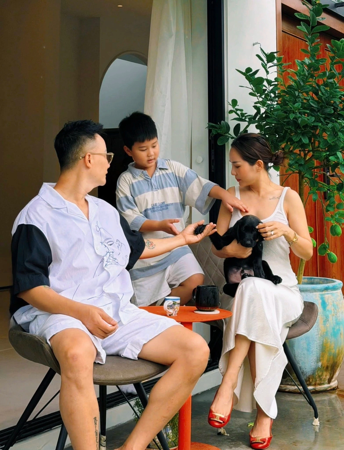 Khoảng hiên nhà thoáng đãng được vợ chồng Hoàng Bách tận dụng làm nơi nghỉ ngơi, thưởng trà