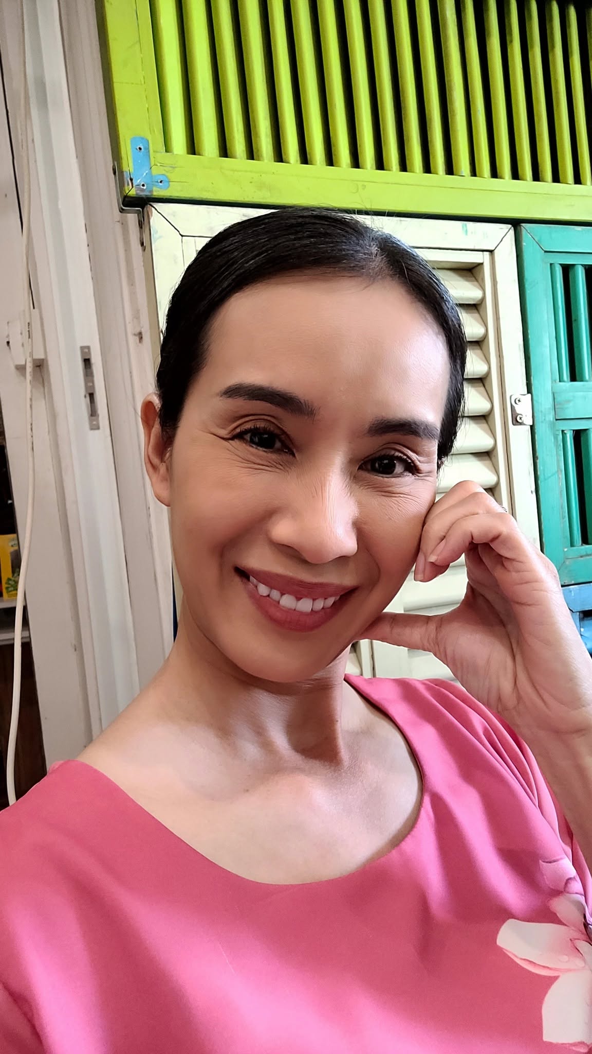 Sao nữ Vbiz U40 cưa sừng làm nghé đóng thiếu nữ 17 tuổi, netizen nói thẳng “xin phép không xem phim”