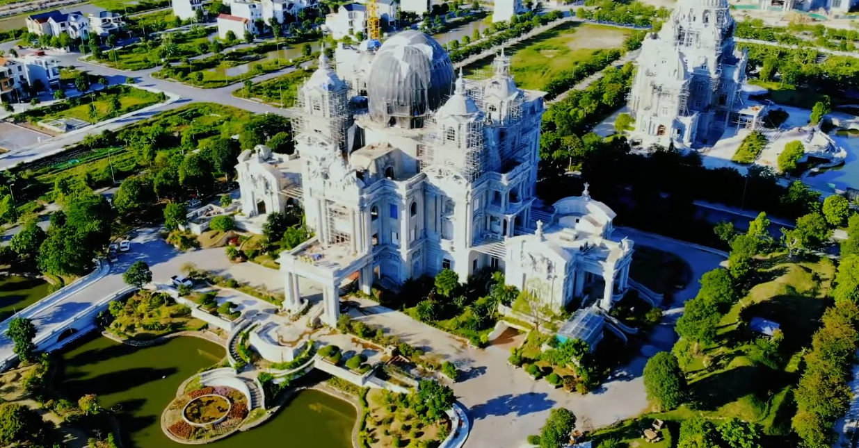 Lâu đài sáng nhất Ninh Bình lúc này