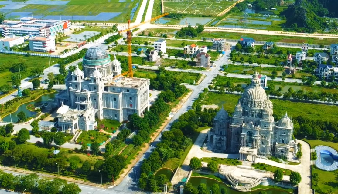 Lâu đài sáng nhất Ninh Bình lúc này