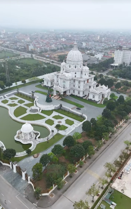 Lâu đài sáng nhất Ninh Bình lúc này