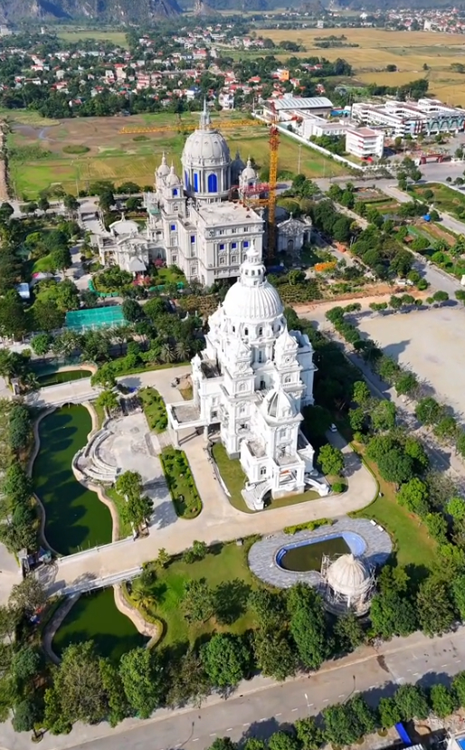Lâu đài sáng nhất Ninh Bình lúc này
