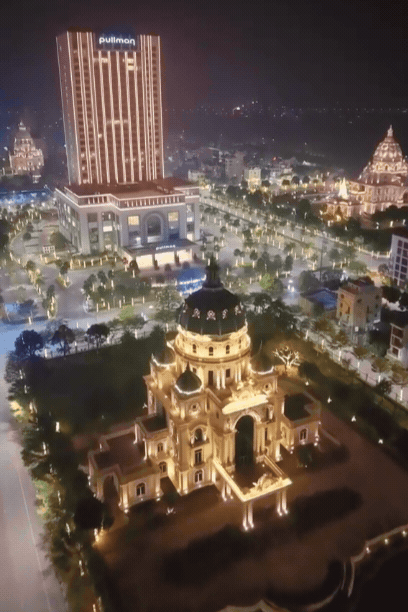 Lâu đài sáng nhất Ninh Bình lúc này