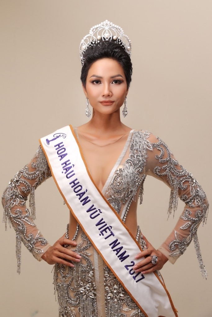  H'Hen Niê đăng quang Hoa hậu Hoàn vũ Việt Nam 2017. Ảnh: FBNV  