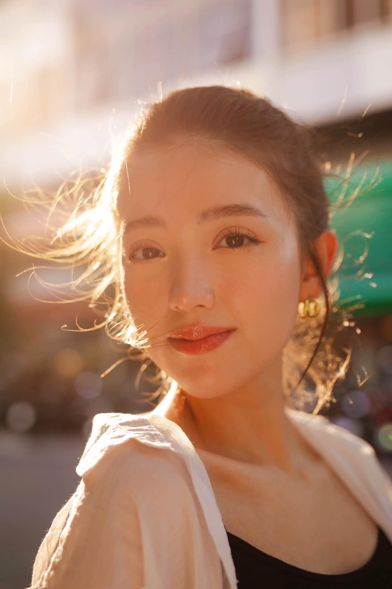 Phù dâu đám cưới đang viral MXH vì quá xinh, ngắm style lại càng đốn tim hơn nữa