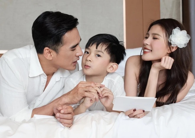 Sao nam có dàn hậu cung đỉnh nhất Vbiz nhưng cả đời chỉ yêu một người: Ở biệt thư 200m2 như resort, đồ hiệu chất đầy