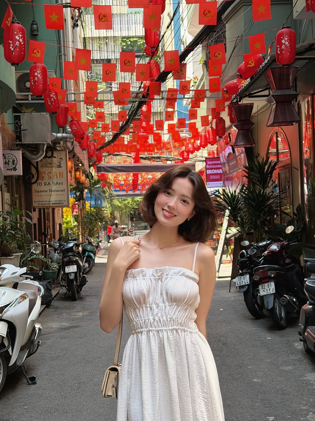 Phù dâu đám cưới đang viral MXH vì quá xinh, ngắm style lại càng đốn tim hơn nữa