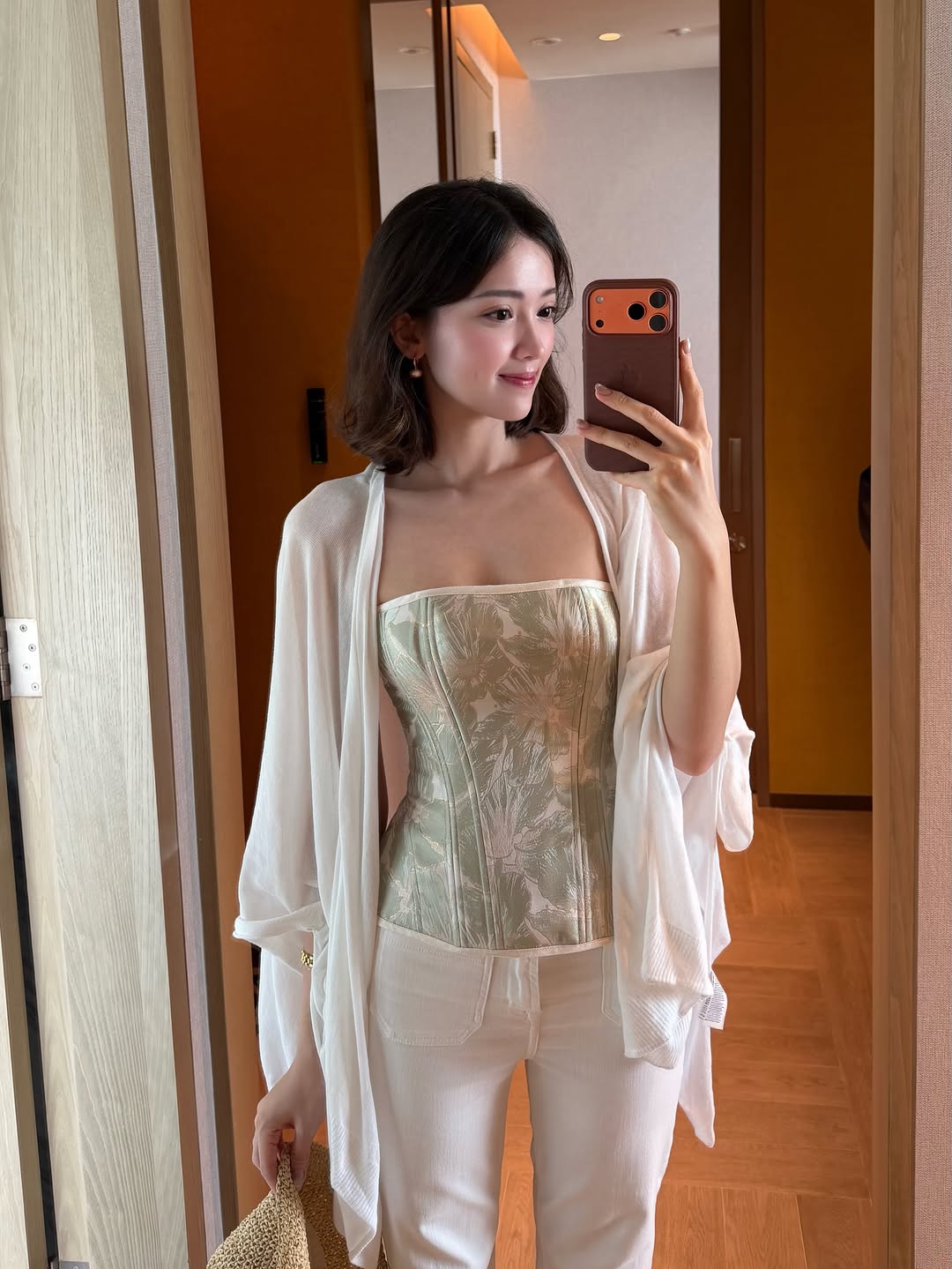 Phù dâu đám cưới đang viral MXH vì quá xinh, ngắm style lại càng đốn tim hơn nữa