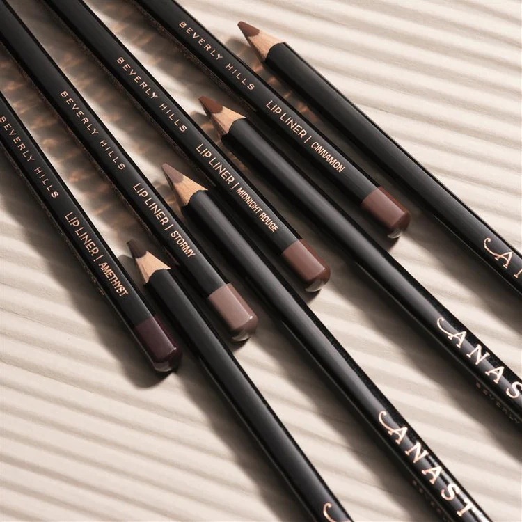 Anastasia Beverly Hills là cây chì kẻ viền môi đang được nhiều người nhìn thấy nhất trên thế giới, sau chiến công của Leo Messi.