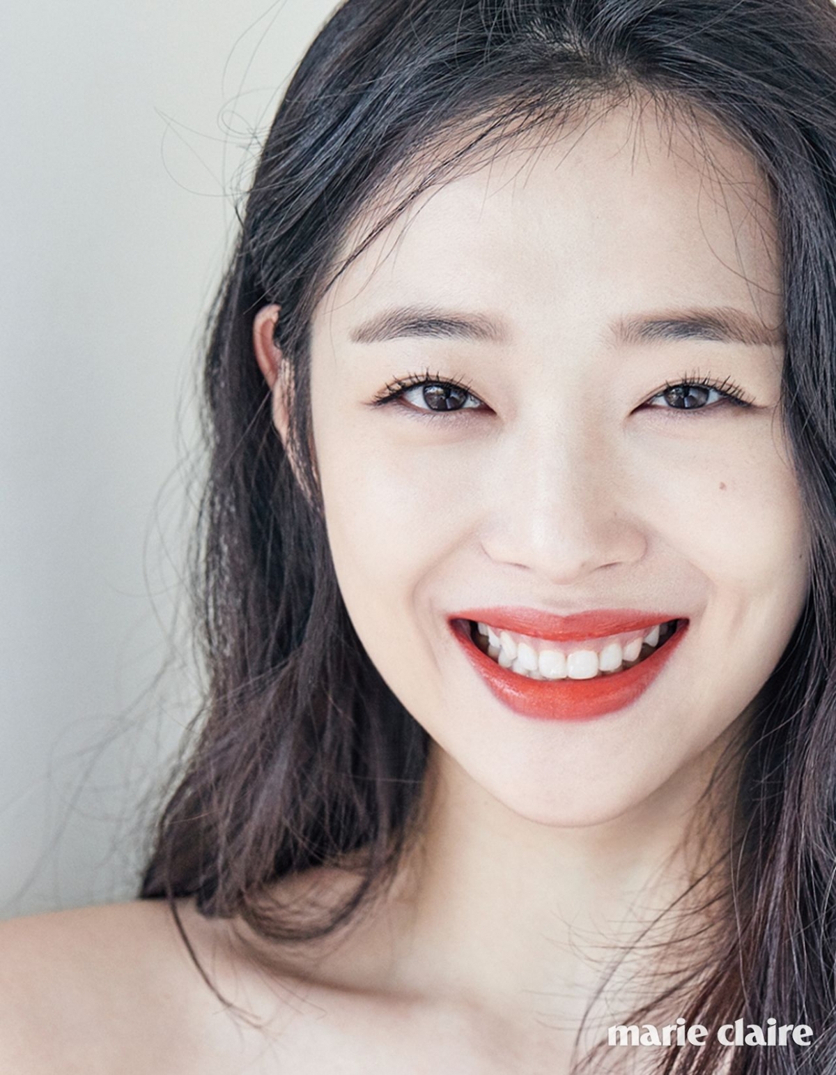 Công chúng từng ưu ái gọi Sulli là “trái đào sống” nhờ làn da trắng, gò má ửng hồng, đôi môi đầy và nụ cười rạng rỡ