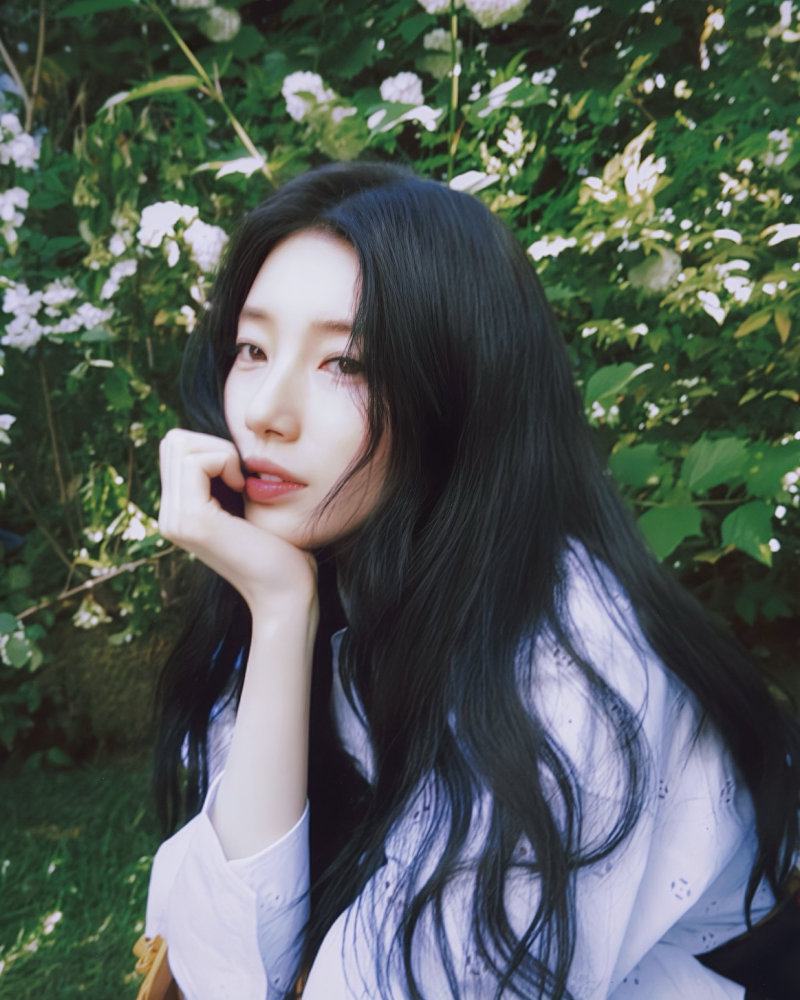 Suzy ghi điểm bằng gương mặt sáng, đường nét hài hòa, nụ cười tươi và cảm giác tự nhiên rất dễ tạo thiện cảm