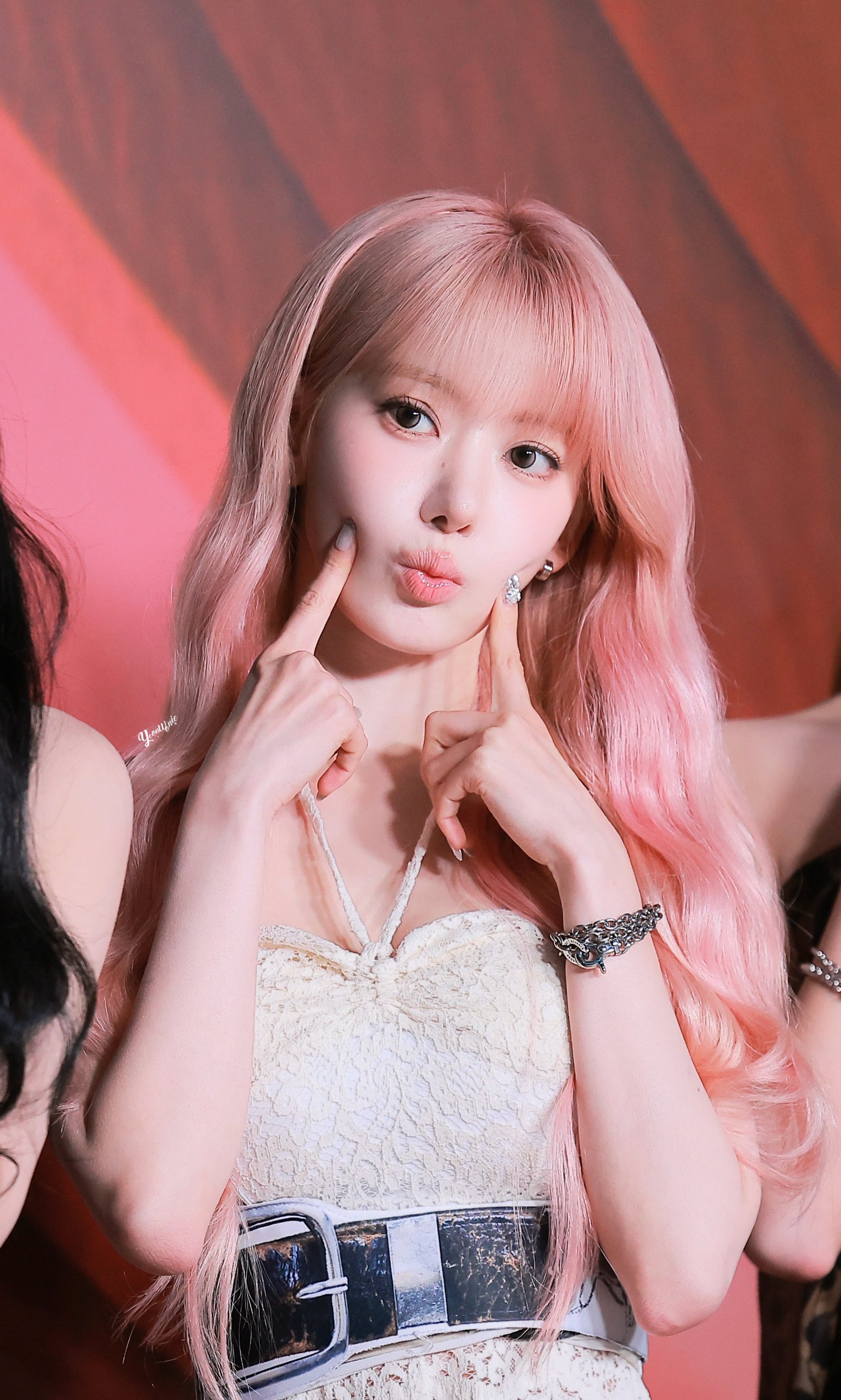 Sakura trở thành gương mặt nữ nổi bật nhất khi nhắc đến viusual của HYBE