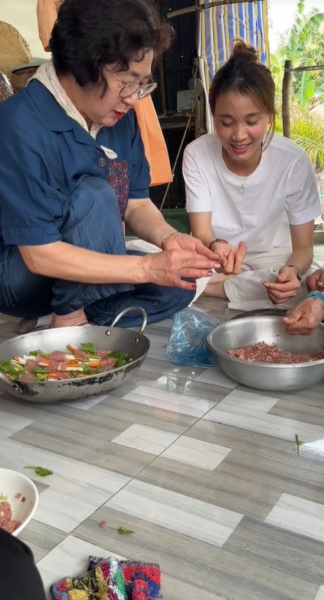 Mẹ chồng Hàn Quốc của Kiều Tiên trước đó từng nhiều lần về Việt Nam chơi, viral với hình ảnh gần gũi, thân thiện.