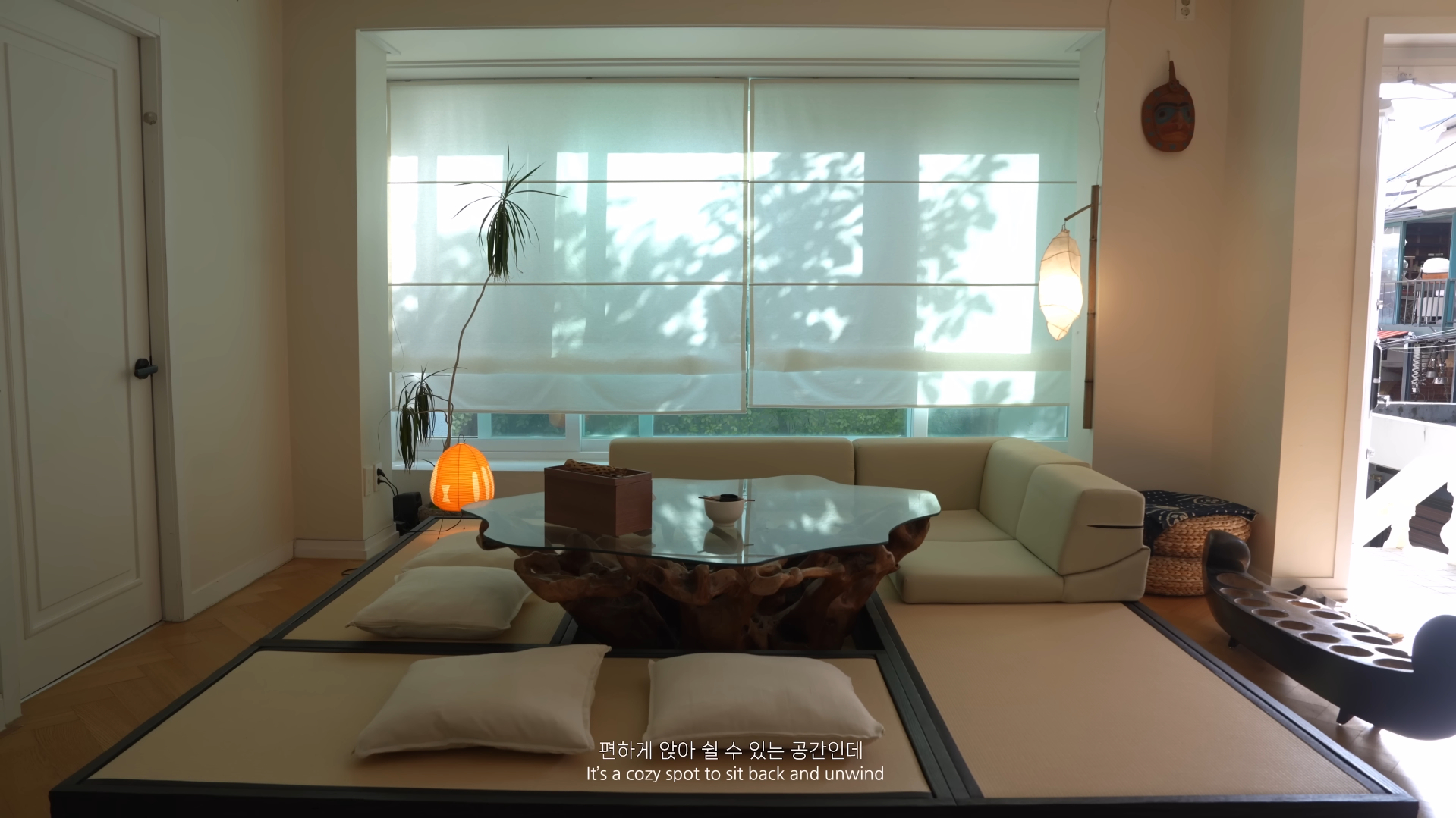 Sofa được đặt gần cửa sổ mang đến cảm giác thoáng đãng, thơ mộng