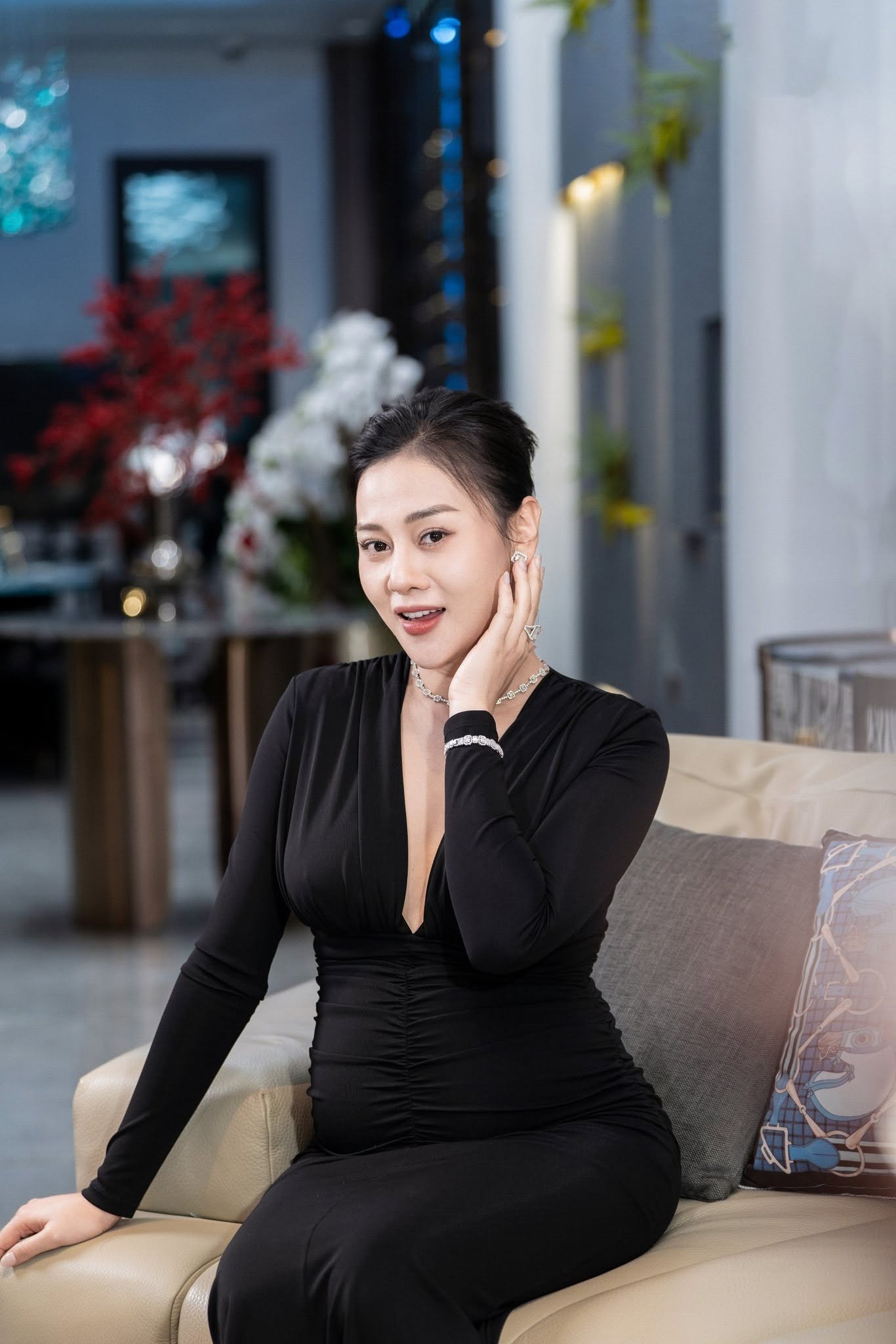   Cuộc sống của Phương Oanh có nhiều thay đổi sau khi ông xã gặp biến cố. Ảnh: FBNV  