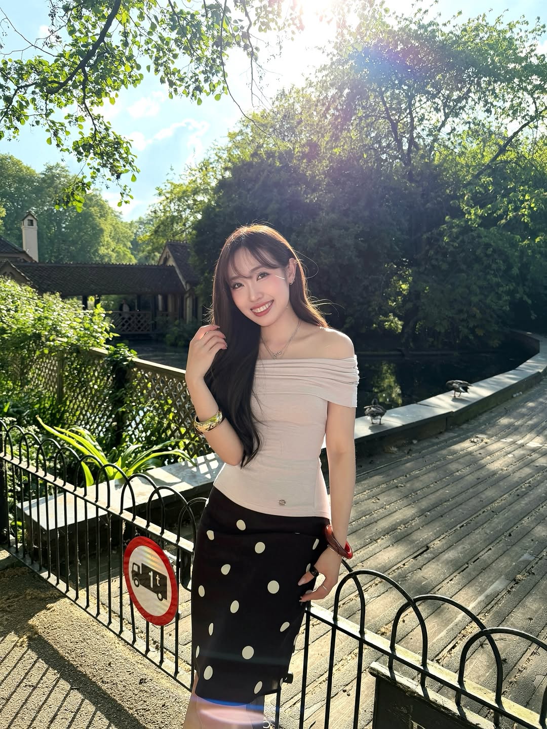  Cô gái Việt ở London liên tục được người qua đường khen xinh, ăn mặc đẹp: Flex cả đời cũng xứng đáng! 