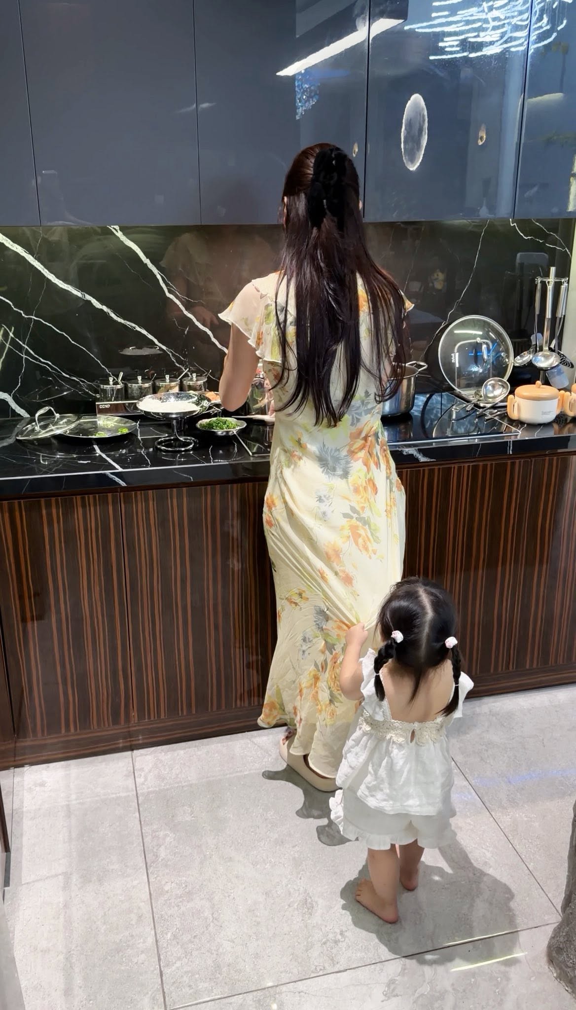 Phương Oanh chia sẻ hình ảnh bên con trên trang cá nhân, đồng thời hé lộ thực tế cuộc sống thường ngày. Ảnh: FBNV