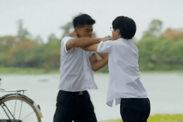 Đôi bạn thân bị dắt mũi, lao vào đánh nhau