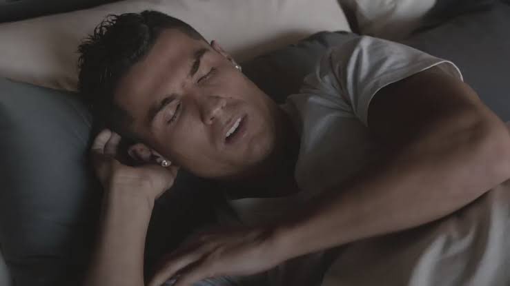 Ronaldo không ngủ giống người bình thường