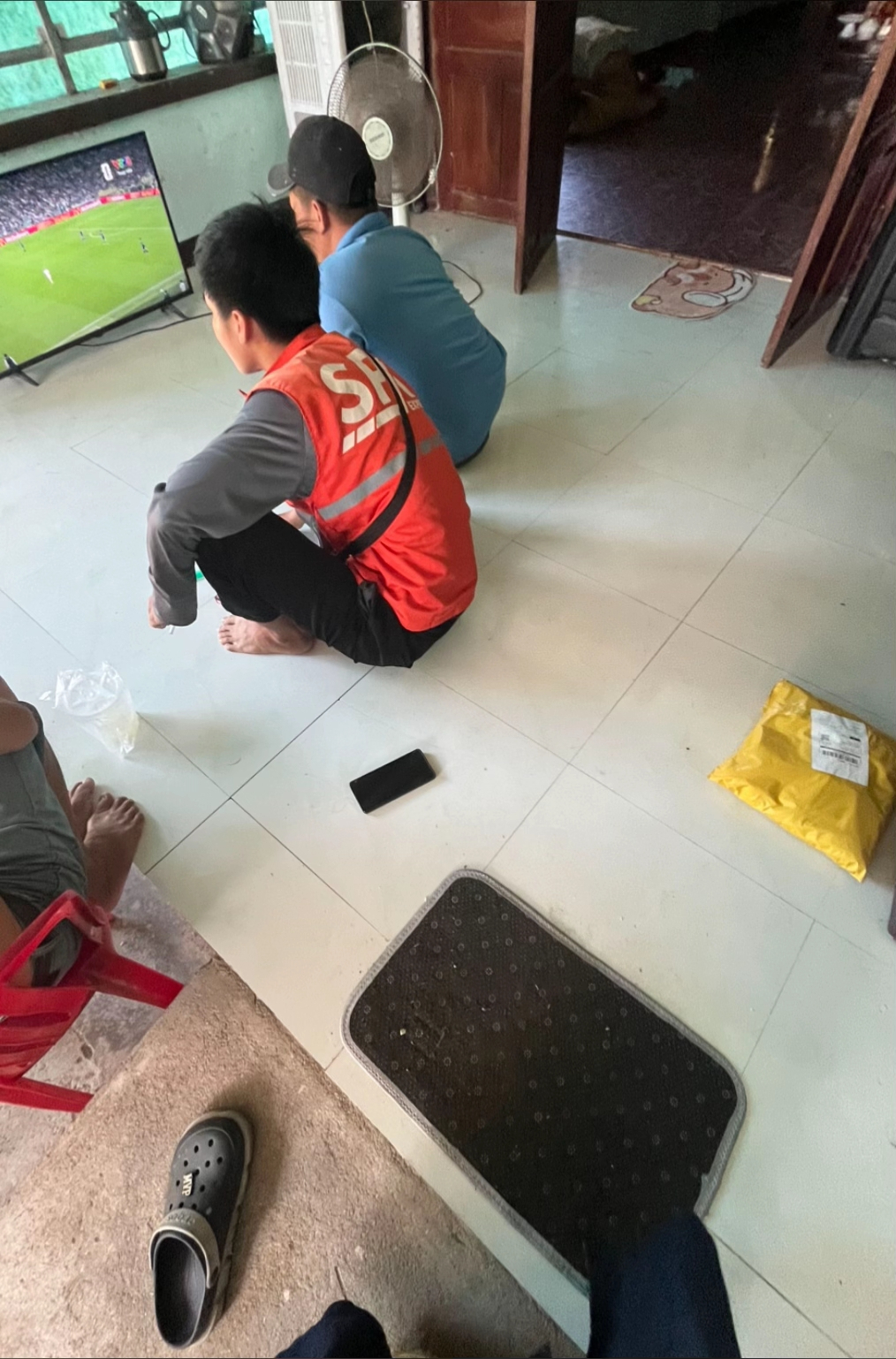 Cảnh tượng quen thuộc mùa World Cup: Shipper bận xem nốt trận này rồi giao hàng tiếp (Nguồn: @chip_xinhhh09, @nttruclii)