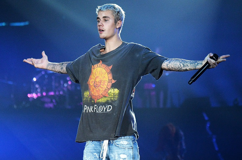 với Justin Beiber