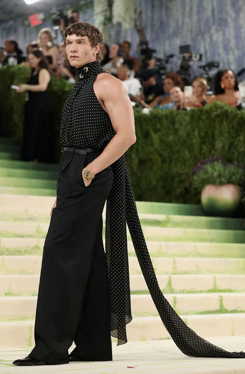 Connor tại Met Gala 2026 trong thiết kế của Saint Laurent.