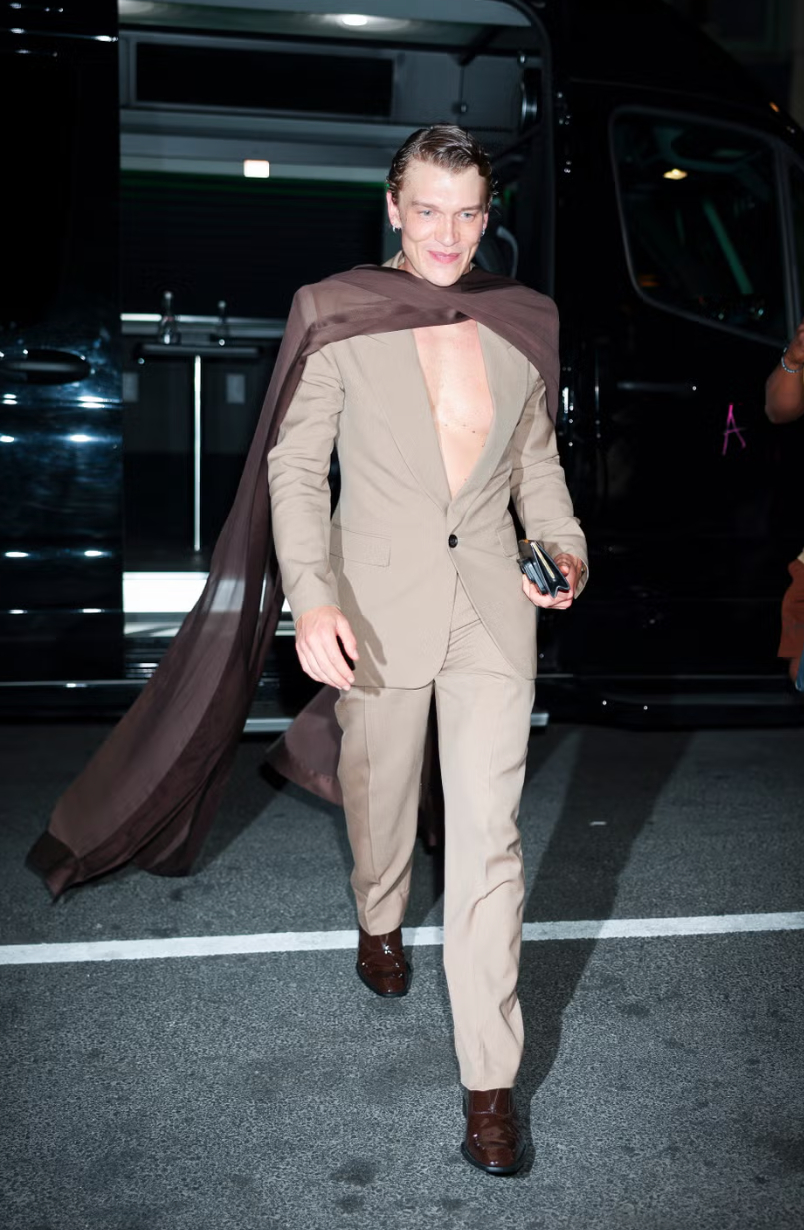  Sau đó, anh cũng đến tham dự tiệc After Party của Met Gala trong một bộ suit màu beige phối cùng chiếc khăn lụa đầy ấn tượng.