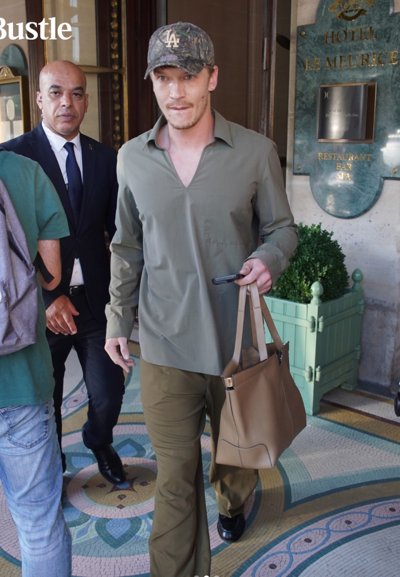   Điều này được thể hiện rõ tại Paris Men's Fashion Week vừa qua. Connor xuất hiện trong bộ đồ Tod's màu xanh rêu đồng bộ từ áo khoác đến quần, kết hợp cùng mũ lưỡi trai Los Angeles Dodgers. Sự pha trộn giữa tinh thần luxury và những món đồ mang tính đại chúng giúp anh trở thành một trong những gương mặt được các nhiếp ảnh gia street style săn đón nhiều nhất tuần lễ thời trang.  