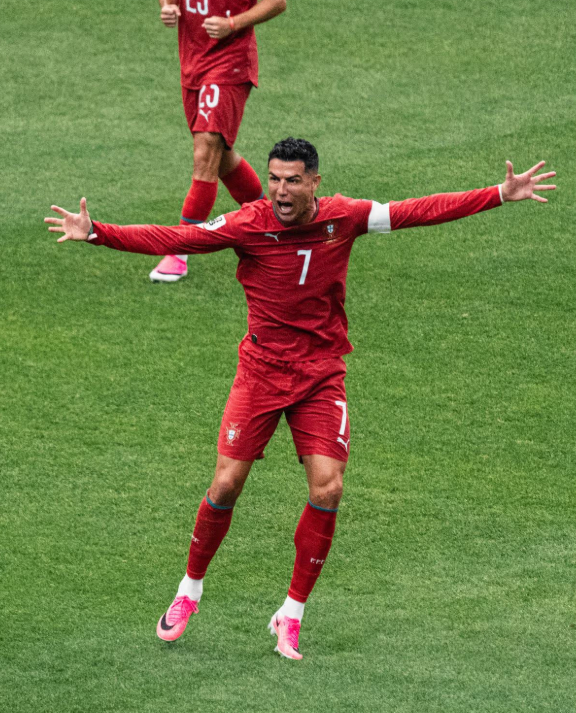 Ronaldo đã làm nên lịch sử trong trận đấu với Uzbekistan (Ảnh: Getty)
