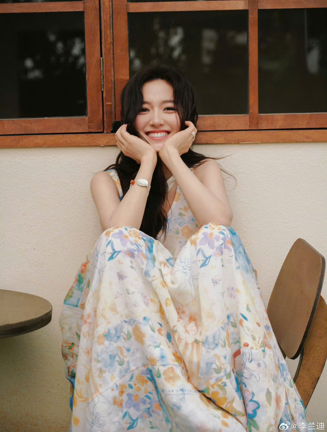Ảnh được phòng làm việc của mỹ nhân sinh năm 1999 đăng trên MXH cho thấy cô nàng không hề thừa cân. Nguồn: weibo