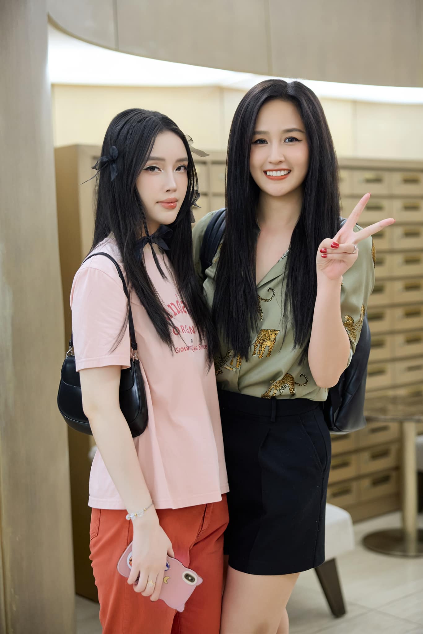 Mai Phương Thúy và em gái - Mai Ngọc Phượng (áo hồng)