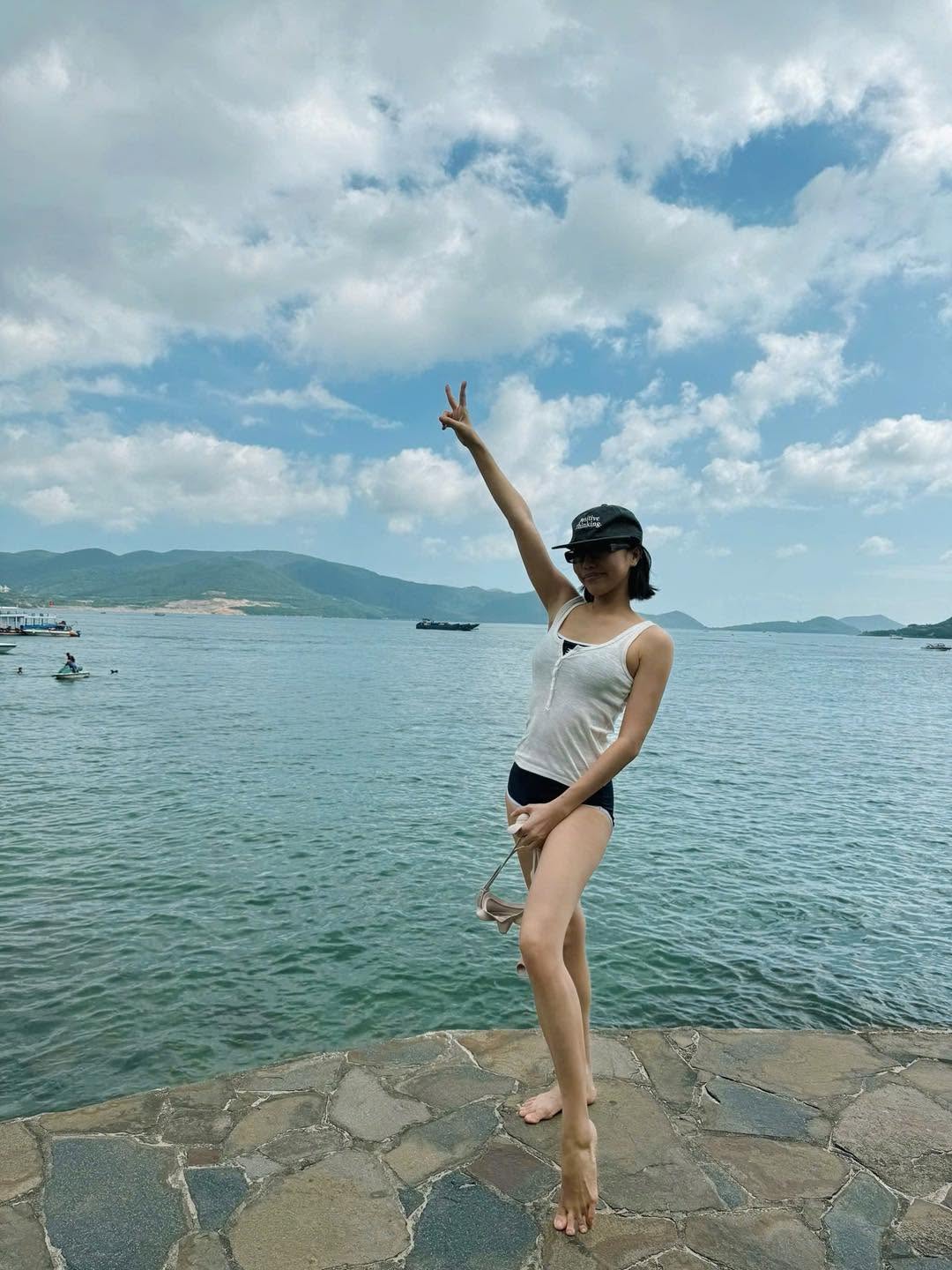 Mỹ nhân Vbiz 35 tuổi vóc dáng vẫn nuột nà: Mặc đẹp quên lối về, dư sức ''chặt chém'' hội gái trẻ