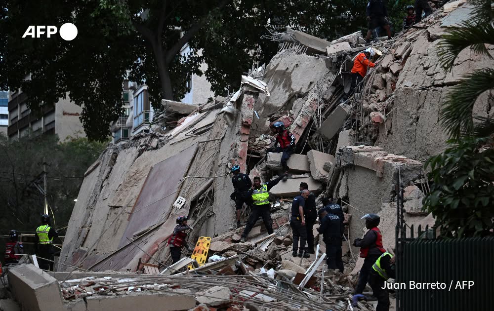 Nhiều công trình đổ sập trong trận động đất (Ảnh: AFP)