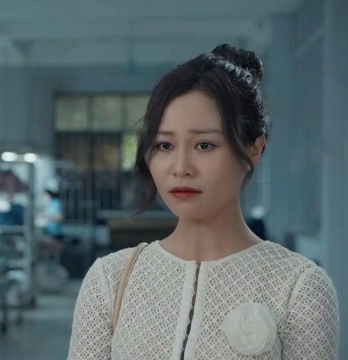 Trang phục cũng là một điểm trừ khiến tạo hình của nữ diễn viên nhận nhiều lời chê. (Nguồn: Internet)