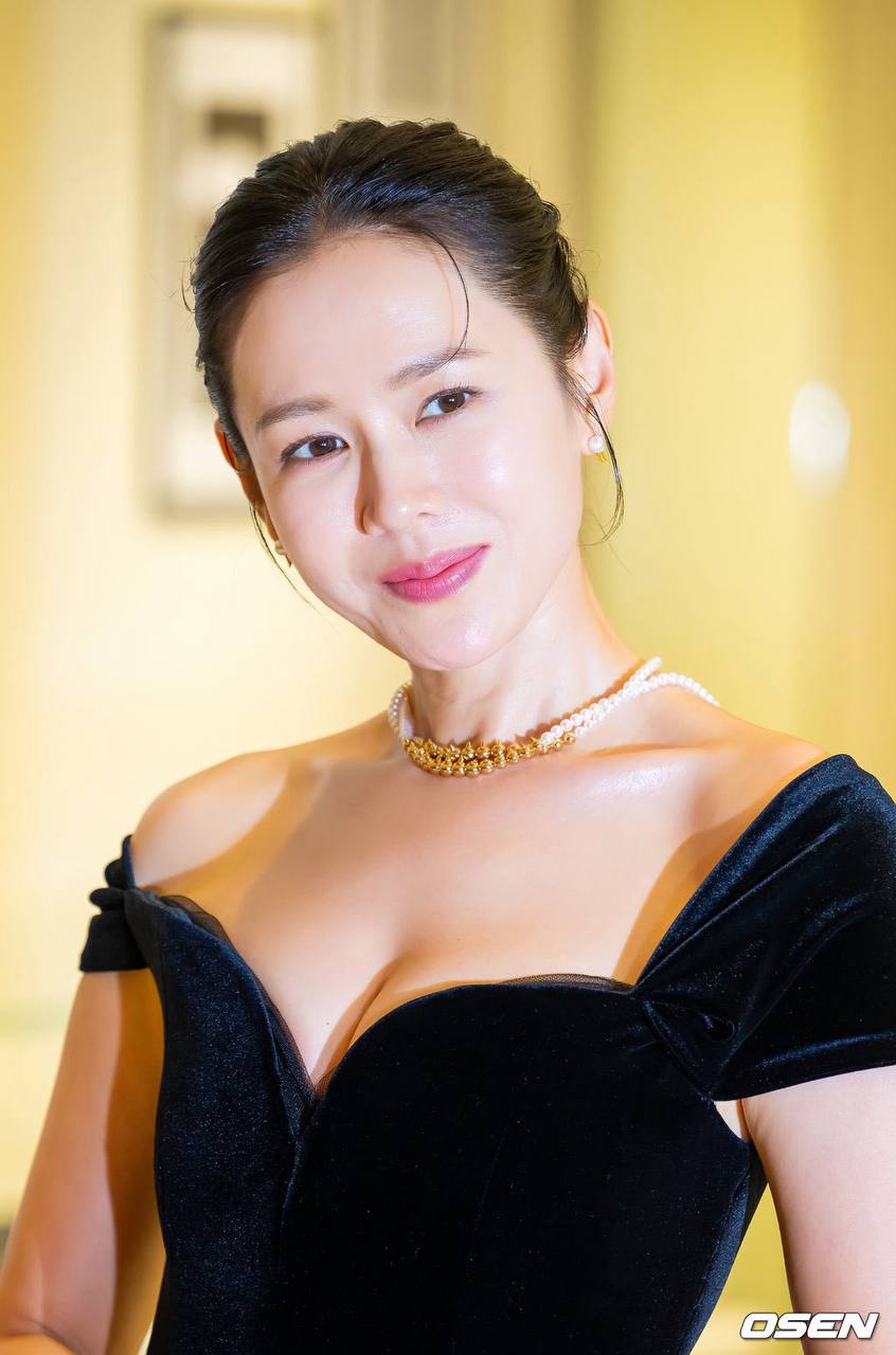 Son Ye Jin khoe vòng 1 gợi cảm, khéo léo thể hiện tình cảm với Hyun Bin